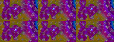 Çiçeksel çizim kalıbının yansıması. Vadinin çiçekleri mor ve kahverengi renklerde.