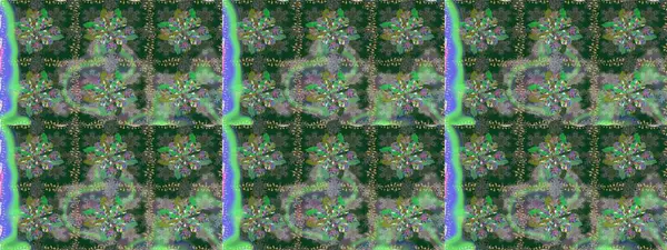 Parlak renkli çiçekleri ve yeşil ve gri renkte yaprakları olan şaşırtıcı, pürüzsüz çiçek deseni. Moda baskıları için zarif bir şablon. Halk tarzı. Modern çiçek arkaplanı.