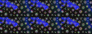 Çiçeksel çizim kalıbının yansıması. Vadinin çiçekleri gri ve mavi renklerde.