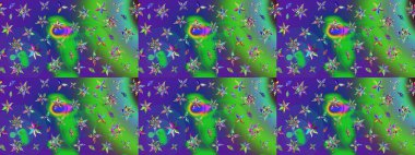 Çiçeksel çizim kalıbının yansıması. Vadinin çiçekleri yeşil ve mavi renklerde.