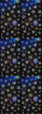 Raster çiçek desenleri çiziyor. Vadinin çiçekleri gri ve mavi renklerde.