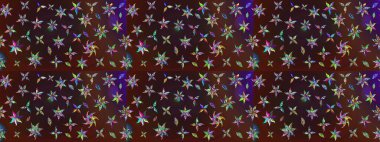 Kahverengi ve mor renkte manzaralı çiçek deseni. Sevgililer günü ve tebrik kartı konsepti için şık bir davetiye. Çiçek kompozisyonu, el boyası, hassas şablon. Üst görünüm, yumuşak biçim.