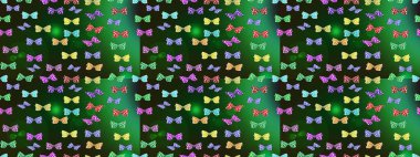 Ambalajlar, duvar kağıtları, kumaş tasarımı ve kağıt için güzel bir arka plan. Renkli kelebeklerin eskiz geçmişi. Yeşil üzerinde sevimli kelebekler. Raster illüstrasyonu.