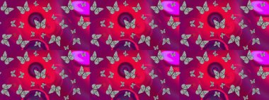 Kağıt, kumaş ve ambalaj için uygun. Çizim kalıbı. Raster. Mor sevimli arka planda kelebekler.