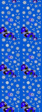 Mavi ve nötr renklerde parlak çiçekli halı deseni.