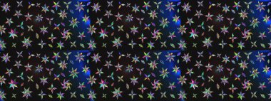 Parlak çiçekli halı deseni gri ve mavi renkte..