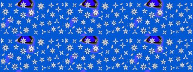 Sabıka fotoğraflarında, bebek kıyafetlerinde, duvar kâğıtlarında, paket kutularında falan kullanılabilir. Zarif, parlak ve eskiz mavi ve nötr çiçek desenli tasarım. Raster..