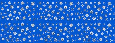 Çiçeksel elementlerle süslenmiş zarif raster dokusu. Küçük çiçekte hoş bir çiçek deseni var. Parlak çiçekli mavi ve nötr renkler üzerine soyut çizim deseni.