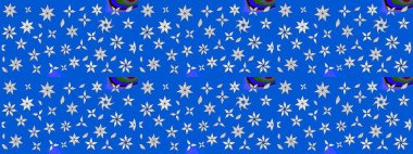 Çiçek kompozisyonu, el boyası, hassas şablon. Sevgililer günü ve tebrik kartı konsepti için şık bir davetiye. Manzaralı çiçek deseni. Üst görünüm, yumuşak mavi ve nötr renk.