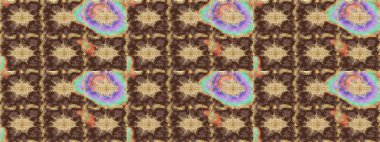 Damask çizimi tekrarlanıyor. Doku arka planında altın duvar kâğıdı. Kahverengi renklerde altın element. Barok tarzında altın çiçekli süs..