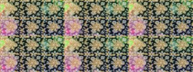 Barok tarzında duvar kağıdı tasarımı için kusursuz damaske deseni arkaplanı. Gri renkli ve altın elementli altın desenli. Süslü raster dekorasyonu.