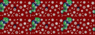 Kırmızı ve nötr renklerde çiçekler. Kumaş desenli papatya çiçekleri ayrıntıları.