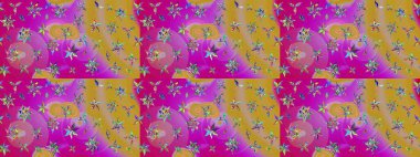 Raster çiçek desenleri çiziyor. Vadinin çiçekleri mor ve sarı renklerde.