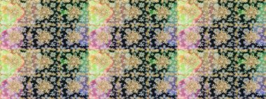 Kusursuz ahşap oyma. Altın kaplamalı gri fon. Klasik mobilya tarzı. Gri renkli ve altın elementli desen. Oyma. Küçük bir alan derinliği. Lüks mobilyalar. Patina..