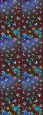 Çiçeksel çizim kalıbının yansıması. Vadinin çiçekleri kahverengi ve mor renklerde.