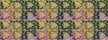 Çiçekli süslemeli, pürüzsüz bir desen. Duvar kâğıdı için altın süslü bir illüstrasyon. Gri renkli geleneksel Arapça dekor. Doğu tarzında klasik tasarım öğesi. Süslü dantel iz sürücü.