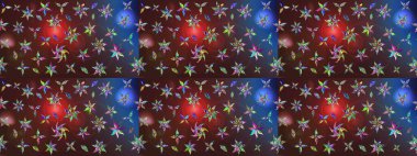 Küçük çiçekteki sevimli çiçek deseni. Kahverengi ve mor renkte çiçekler.