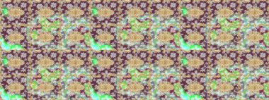 Doku arka planında altın duvar kâğıdı. Damask çizimi tekrarlanıyor. Tarafsız renklerde altın element. Barok tarzında altın çiçekli süs..