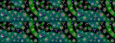 Çiçeksel çizim kalıbının yansıması. Vadinin çiçekleri yeşil ve siyah renklerde.