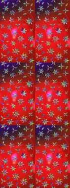 Çiçekler suluboya tarzında kırmızı ve kahverengi renklerde. Kırmızı ve kahverengi renkte çiçekler olan çiçek deseni çiz.