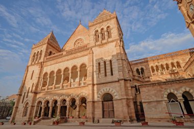 Prag Mahal, Sabah Vakti Kutch 'taki Bhuj kasabasındaki antik Prag Mahal sarayının kulesini vuruyor. Bhuj, Gujarat, Hindistan.