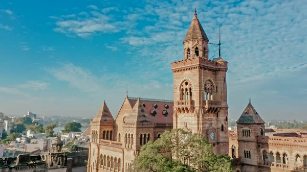 Prag Mahal, Sabah Vakti Kutch 'taki Bhuj kasabasındaki antik Prag Mahal sarayının kulesini vuruyor. Bhuj, Gujarat, Hindistan.