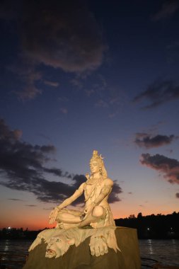 Lord Shiva, Ganga nehrinin kıyısında duruyor, Rishikesh..