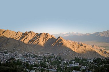 Dağ katmanının gölgeli ve aydınlık manzarası. Leh, Ladakh, Hindistan yüksek geçitlerin ülkesi..                                      