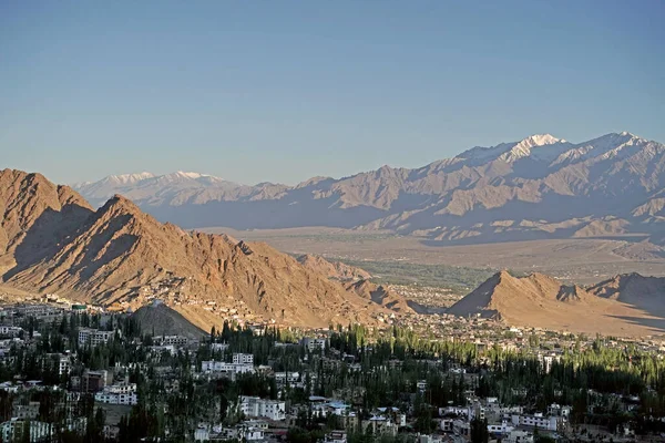 Scena Krajobrazowa Warstwy Górskiej Cieniem Światłem Leh Ladakh Indie Kraina — Zdjęcie stockowe