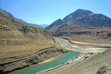 Zanskar Nehri, Leh, Hindistan 'da iki nehir kesişiyor.