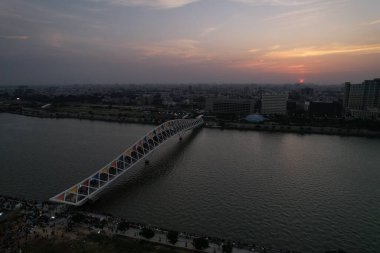 Atal Köprüsü Ahmedabad Gujarat Hindistan. Günbatımı Ahmedabad Şehir Görünümü.