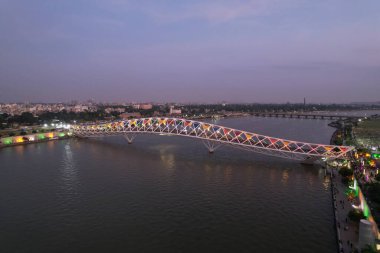 Atal Köprüsü Ahmedabad Gujarat Hindistan. Günbatımı Ahmedabad Şehir Görünümü.