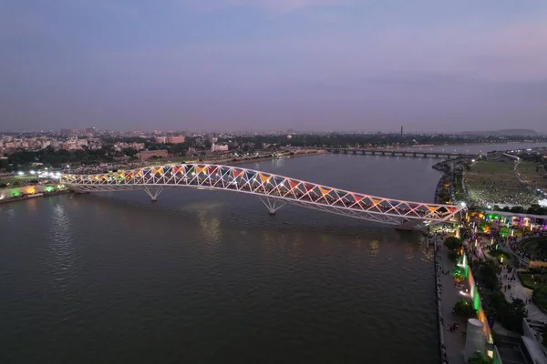 Atal Köprüsü Ahmedabad Gujarat Hindistan. Günbatımı Ahmedabad Şehir Görünümü.