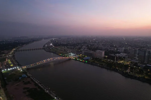 Atal Köprüsü Ahmedabad Gujarat Hindistan. Günbatımı Ahmedabad Şehir Görünümü.