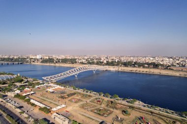 Atal Köprüsü Ahmedabad Gujarat Hindistan. Atal Köprüsü, Hindistan 'ın Gujarat kentindeki Sabarmati nehri üzerinde bulunan Sabarmati Nehrinde bulunan yaya üçgenli bir köprü..