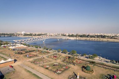 Atal Köprüsü Ahmedabad Gujarat Hindistan. Atal Köprüsü, Hindistan 'ın Gujarat kentindeki Sabarmati nehri üzerinde bulunan Sabarmati Nehrinde bulunan yaya üçgenli bir köprü..