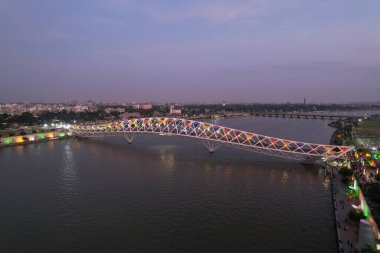 Atal Köprüsü Ahmedabad Gujarat Hindistan. Atal Köprüsü, Hindistan 'ın Gujarat kentindeki Sabarmati nehri üzerinde bulunan Sabarmati Nehrinde bulunan yaya üçgenli bir köprü..