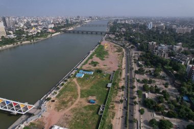 Atal Köprüsü Ahmedabad Gujarat Hindistan. Atal Köprüsü, Hindistan 'ın Gujarat kentindeki Sabarmati nehri üzerinde bulunan Sabarmati Nehrinde bulunan yaya üçgenli bir köprü..