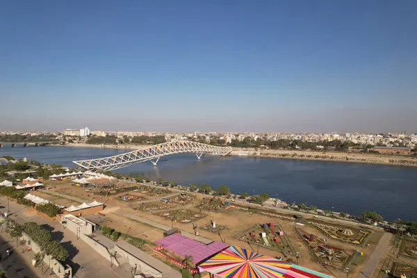 Atal Köprüsü Ahmedabad Gujarat Hindistan. Atal Köprüsü, Hindistan 'ın Gujarat kentindeki Sabarmati nehri üzerinde bulunan Sabarmati Nehrinde bulunan yaya üçgenli bir köprü..