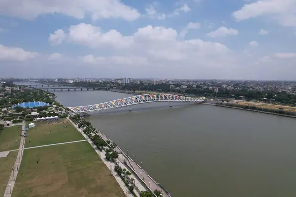 Atal Köprüsü Ahmedabad Gujarat Hindistan. Atal Köprüsü, Hindistan 'ın Gujarat kentindeki Sabarmati nehri üzerinde bulunan Sabarmati Nehrinde bulunan yaya üçgenli bir köprü..