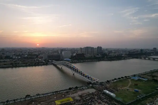 Atal Köprüsü Ahmedabad Gujarat Hindistan. Atal Köprüsü, Hindistan 'ın Gujarat kentindeki Sabarmati nehri üzerinde bulunan Sabarmati Nehrinde bulunan yaya üçgenli bir köprü..