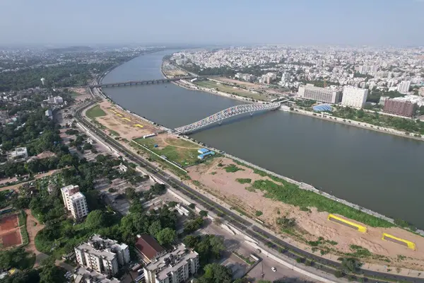 Atal Köprüsü Ahmedabad Gujarat Hindistan. Atal Köprüsü, Hindistan 'ın Gujarat kentindeki Sabarmati nehri üzerinde bulunan Sabarmati Nehrinde bulunan yaya üçgenli bir köprü..