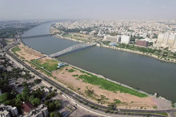 Atal Köprüsü Ahmedabad Gujarat Hindistan. Atal Köprüsü, Hindistan 'ın Gujarat kentindeki Sabarmati nehri üzerinde bulunan Sabarmati Nehrinde bulunan yaya üçgenli bir köprü..