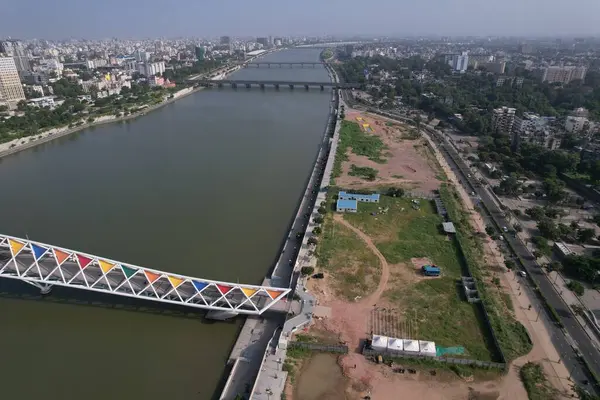 Atal Köprüsü Ahmedabad Gujarat Hindistan. Atal Köprüsü, Hindistan 'ın Gujarat kentindeki Sabarmati nehri üzerinde bulunan Sabarmati Nehrinde bulunan yaya üçgenli bir köprü..