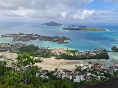 Baie Beau Vallon - Seyşeller 'deki Mahe adasında tropikal plaj