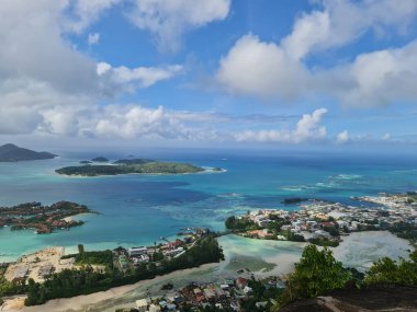 Baie Beau Vallon - Seyşeller 'deki Mahe adasında tropikal plaj