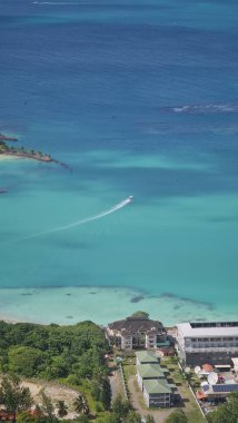 Baie Beau Vallon - Seyşeller 'deki Mahe adasında tropikal plaj