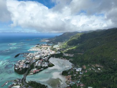 Baie Beau Vallon - Seyşeller 'deki Mahe adasında tropikal plaj