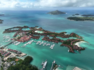 Baie Beau Vallon - Seyşeller 'deki Mahe adasında tropikal plaj