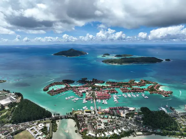 Baie Beau Vallon - Seyşeller 'deki Mahe adasında tropikal plaj